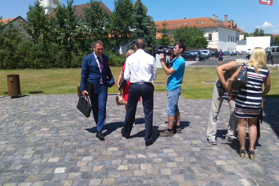 Prvé FOTO z výjazdového zasadnutia vlády v Lučenci