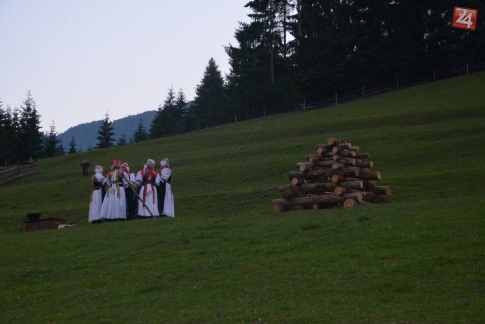 V OBRAZOCH: Pálenie Jánskeho ohňa v Čutkovskej doline