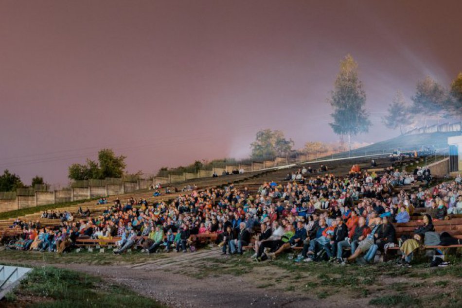 Letné kino na amfíku opäť láka programom