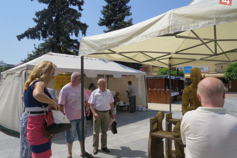 Michalovčan sa venuje výrobe legendárnej keramiky. Aha, čo vzniklo na námestí