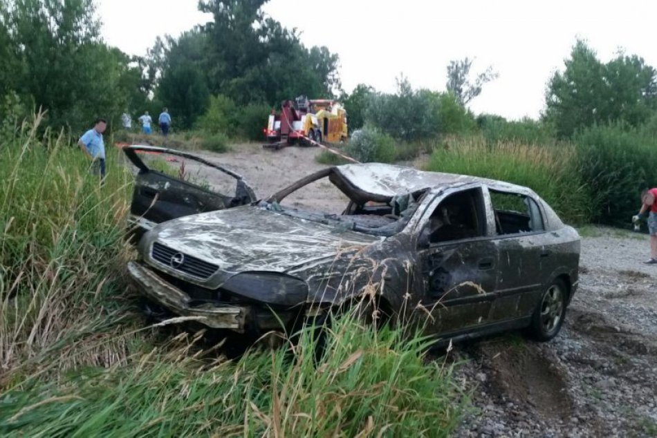 FOTO z miesta: V rieke Váh skončilo vozidlo!