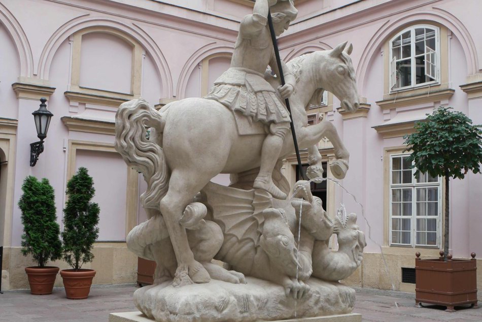 Fontána so súsoším sv. Juraja s drakom je zreštaurovaná