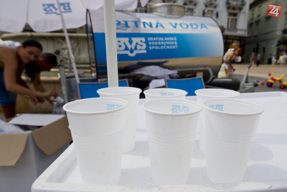 Cisterny s pitnou vodou v meste