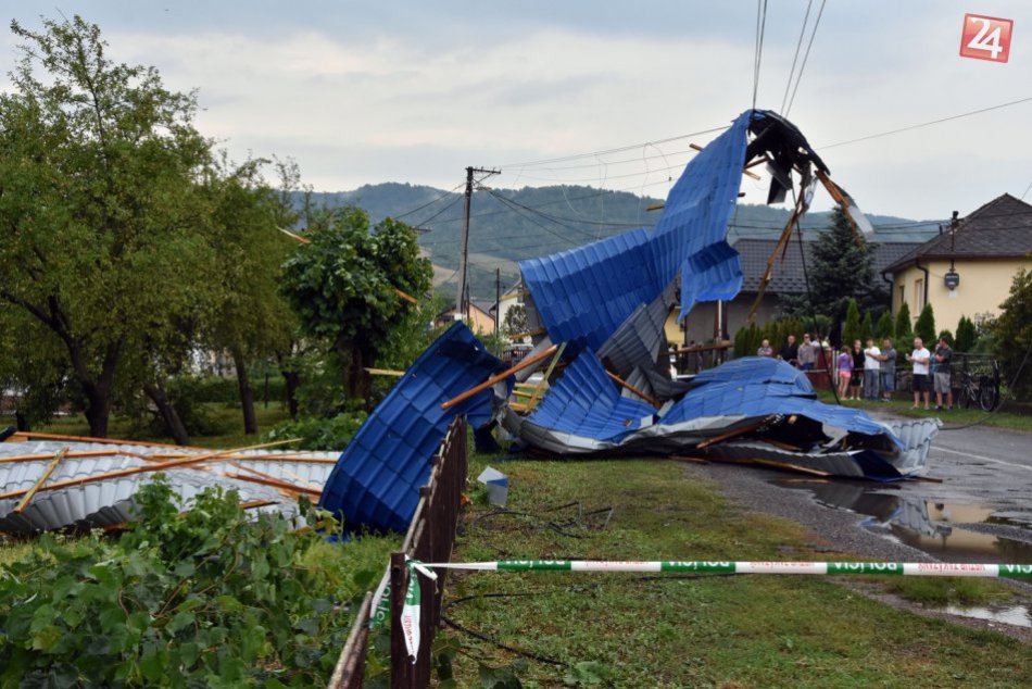 FOTO: V Papíne počas búrky strhlo strechu základnej školy a obecného úradu
