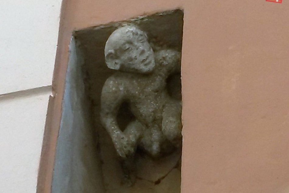 Posmievačik sa škerí na Panskej ulici