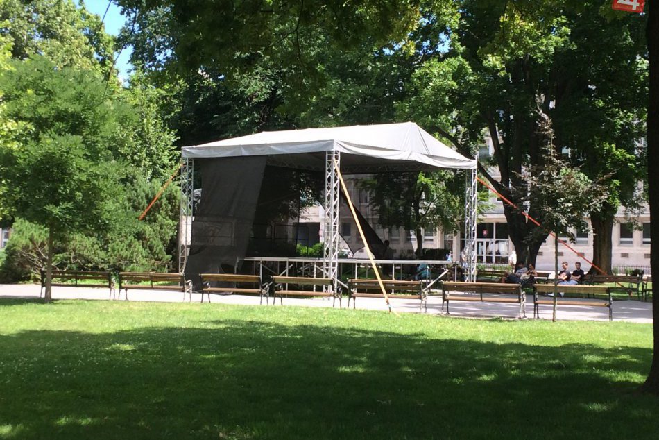 FOTO: Nešťastné ukotvenie konštrukcie o pamätník Ľudovíta Štúra