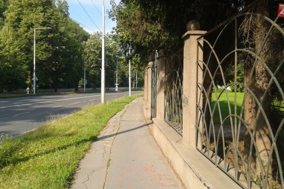 FOTO: Bystričanov už rozkonárené stromy v centre netrápia