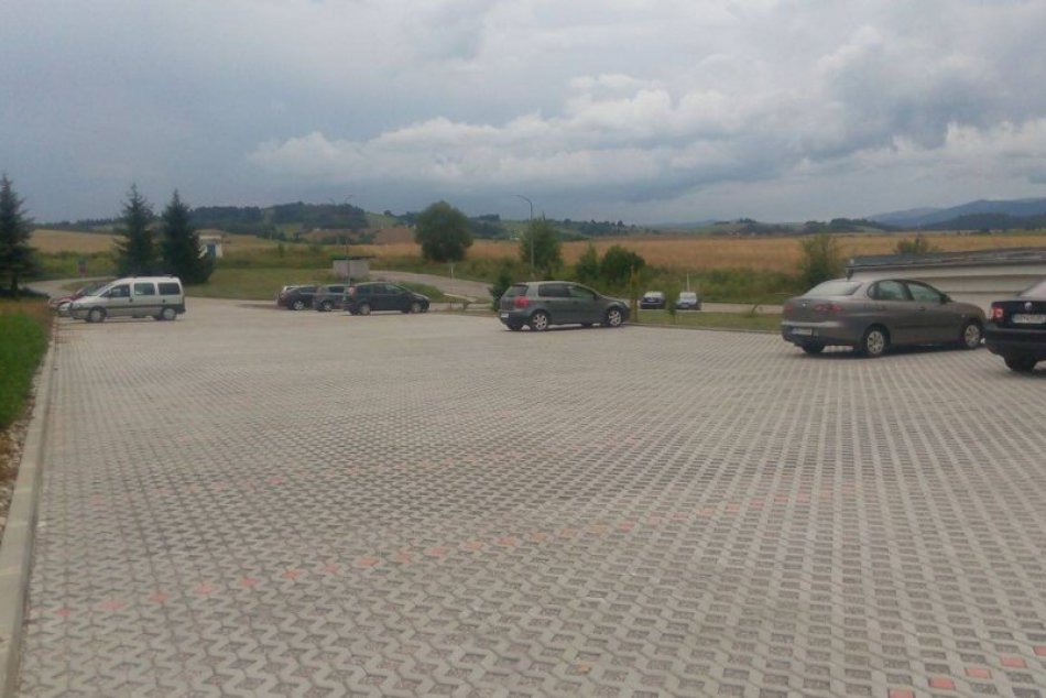 V OBRAZOCH: Parkovacie miesta v Brezne pribúdajú