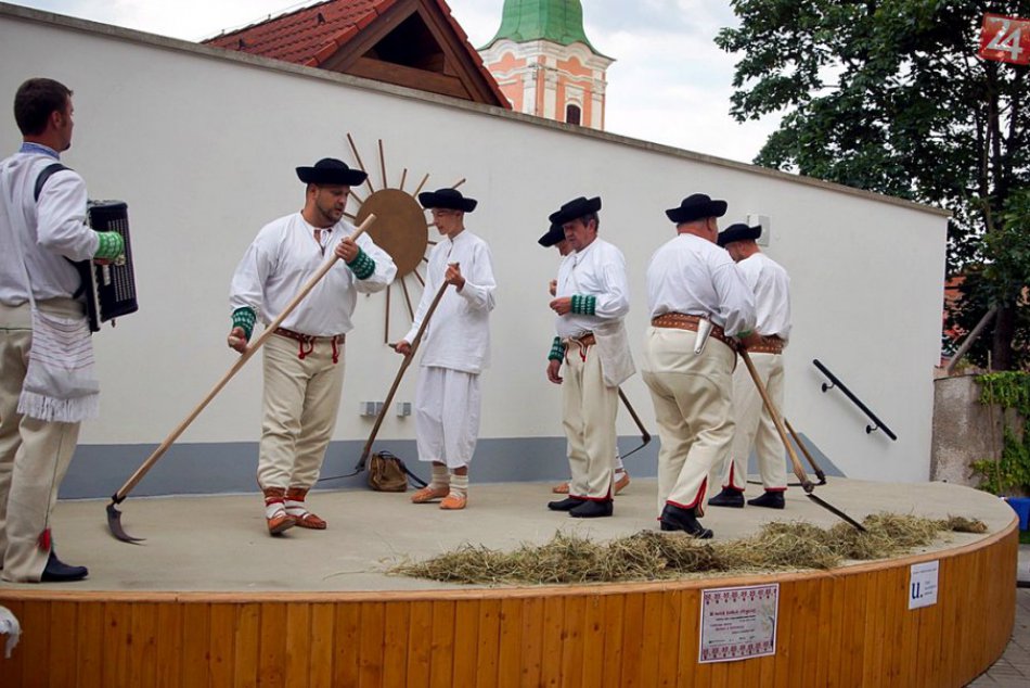 Obrazom: Vystúpenie folklórneho súboru Gemer z Dobšinej