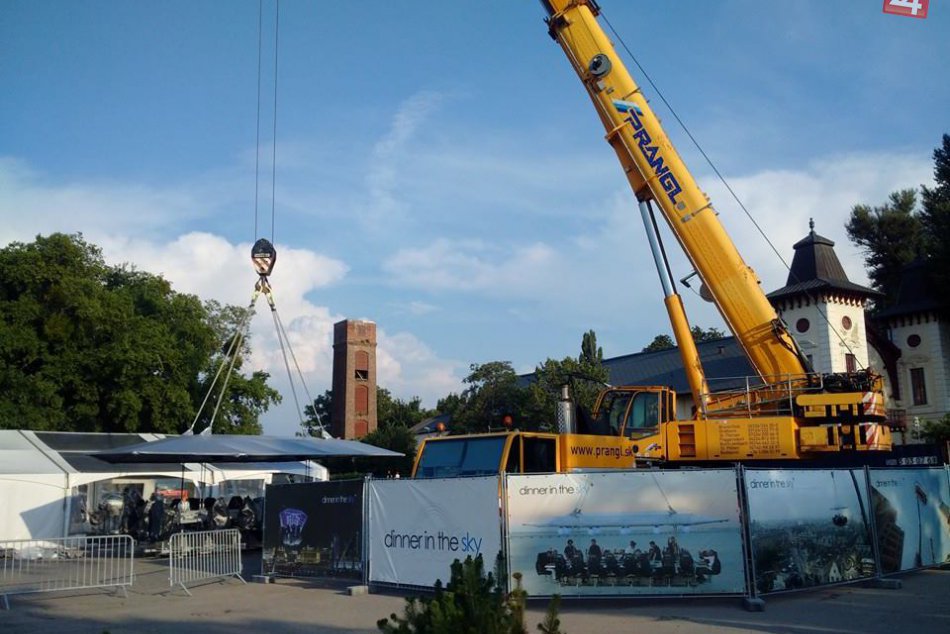 Dinner in the sky - prípravy na Tyršovom nábreží