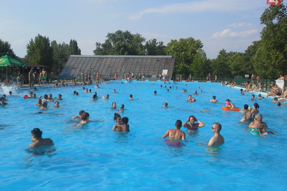 OBRAZOM: Leto na kúpalisku v Hlohovci je v plnom prúde
