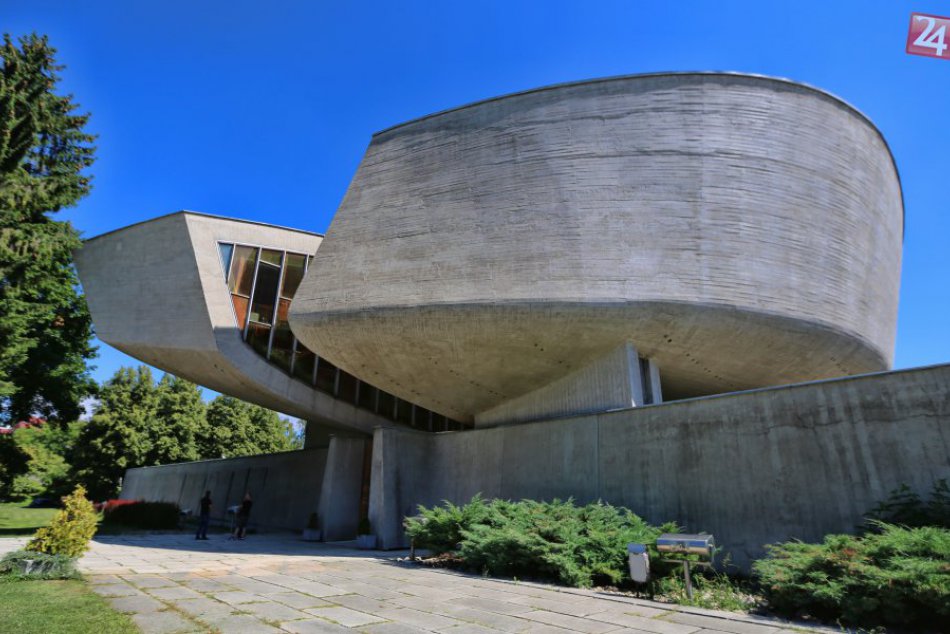 V OBRAZOCH: V Múzeu SNP odhalili novú pamätnú tabuľu Rómom