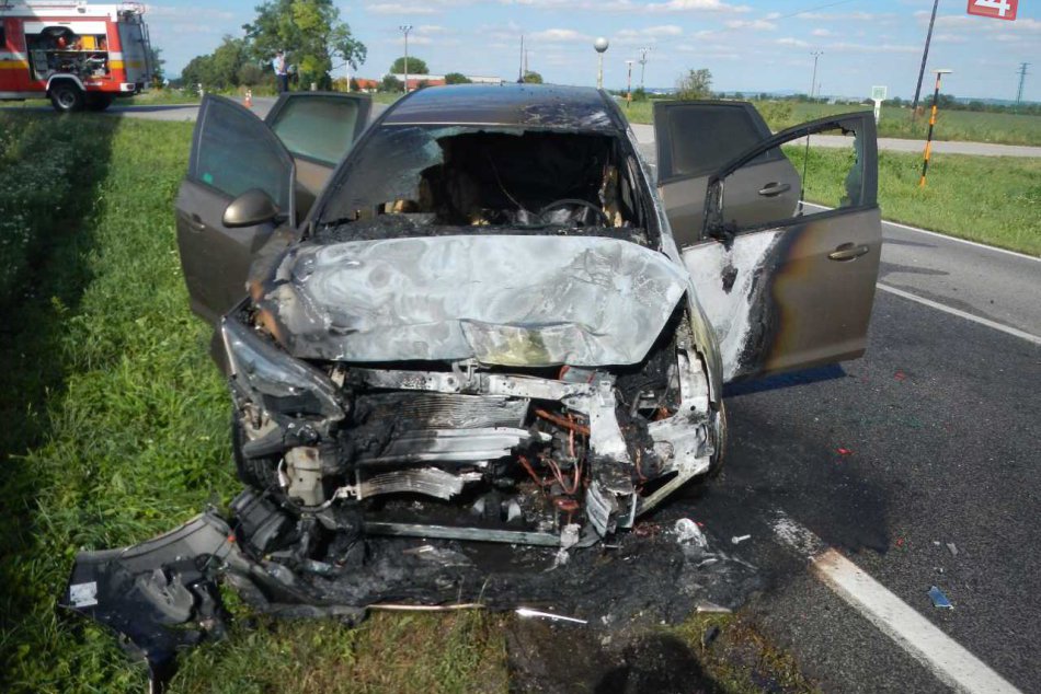 Zábery z miesta nehody: Auto zachvátil požiar!