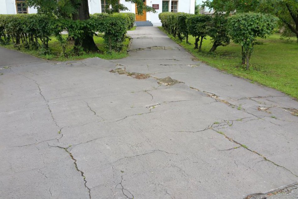 V OBRAZOCH: Minister Maďarič navštívil gymnázium v Revúcej