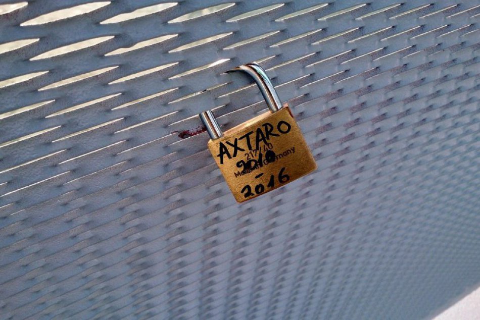 Zámkovanie na Starom moste