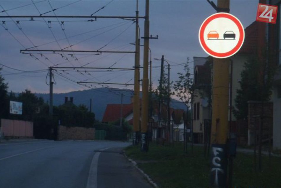 FOTO: Posprejované stĺpy verejného osvetlenia na Sabinovskej ulici