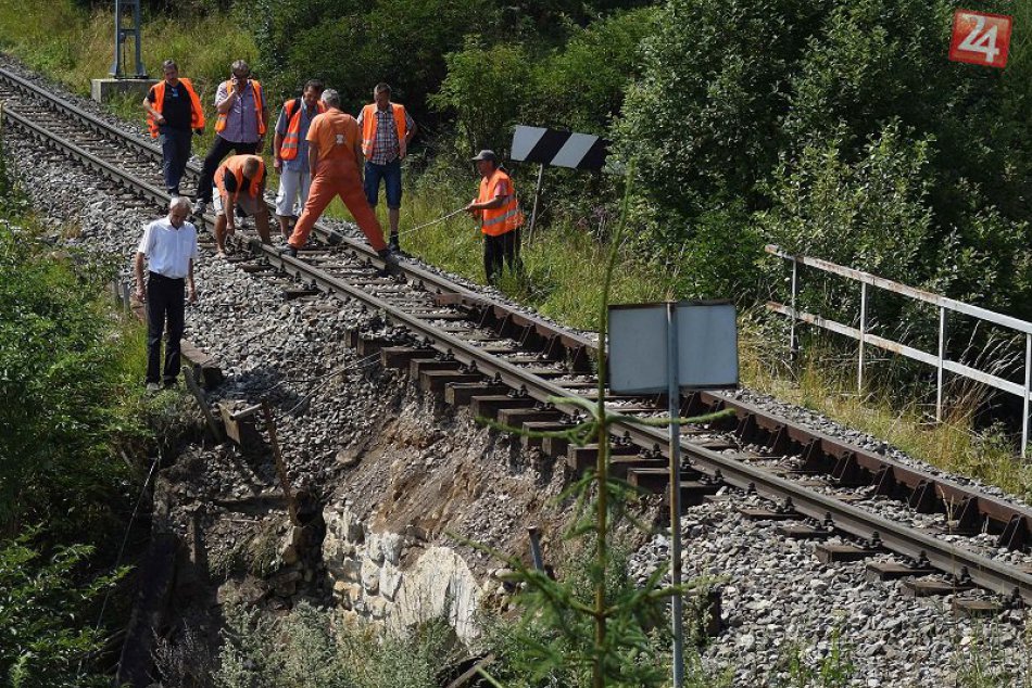 Zosunutý most v Tatrách opravujú