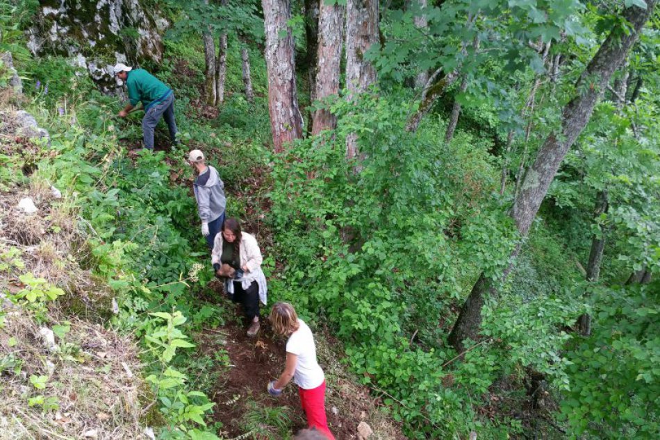 V OBRAZOCH: Dobrovoľníci pracujú na obnove hradu Muráň