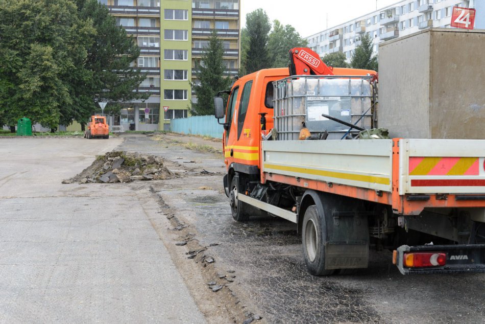 AKTUÁLNE FOTO: Prebieha oprava parkoviska pred atletickým štadiónom v Nitre