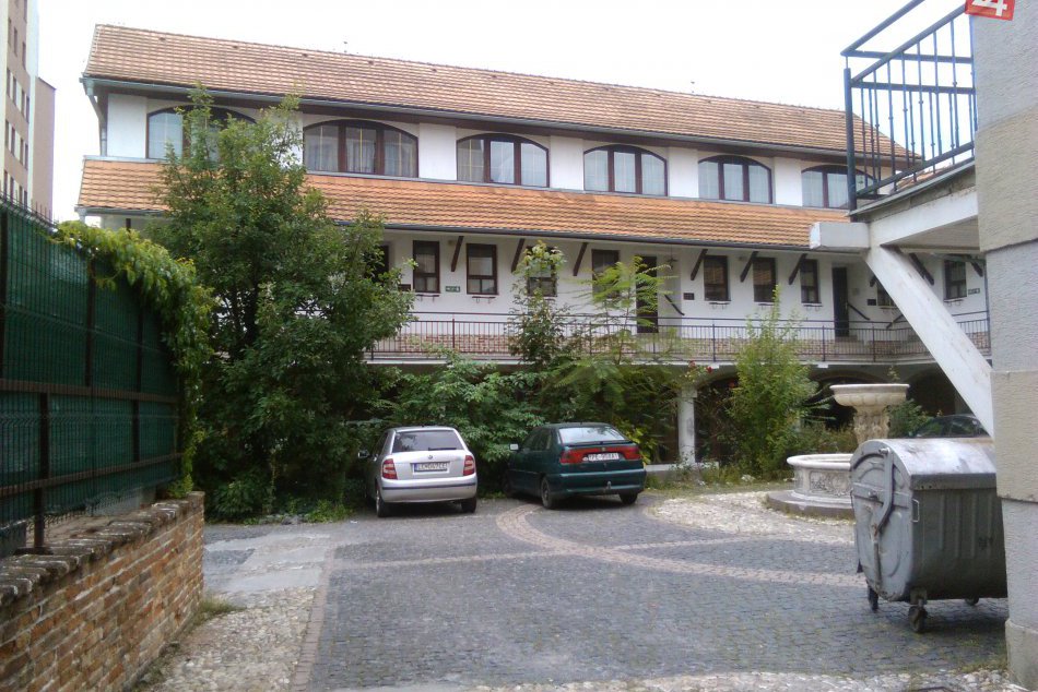 Foto: Neporiadok za Redutou