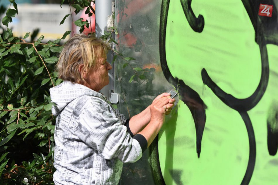 OBRAZOM: V Trnave čistili autobusové zastávky