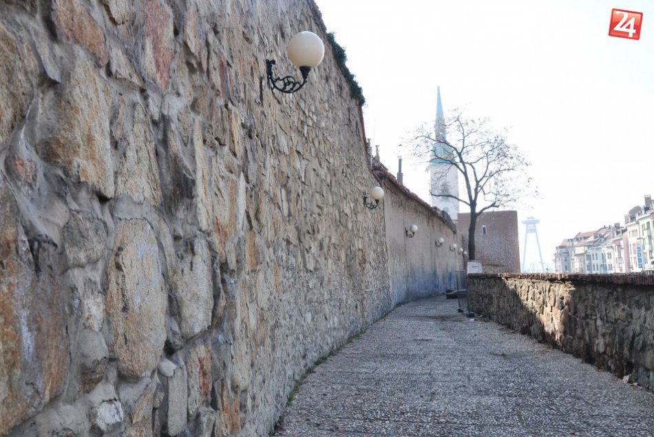 Premietanie dokumentov na mestských hradbách