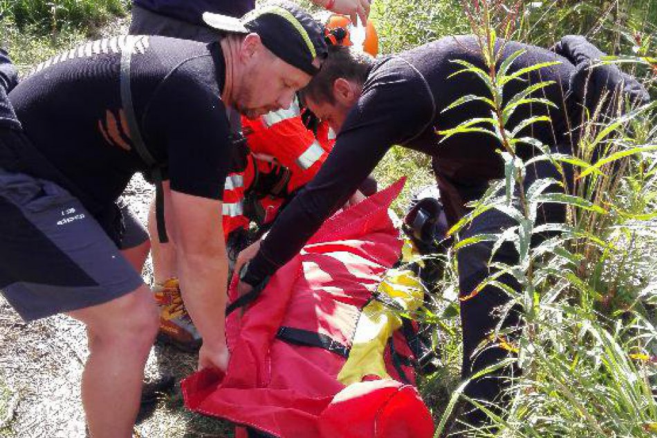 Záchranári masáž srdca HZS