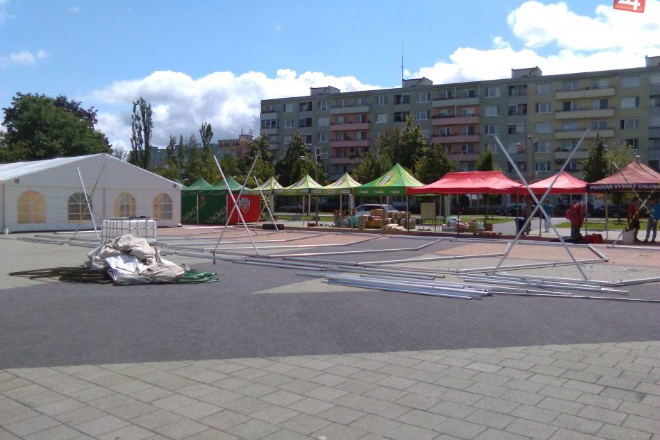 V OBRAZOCH: Pozrite si prípravy na Lučenské hodovanie