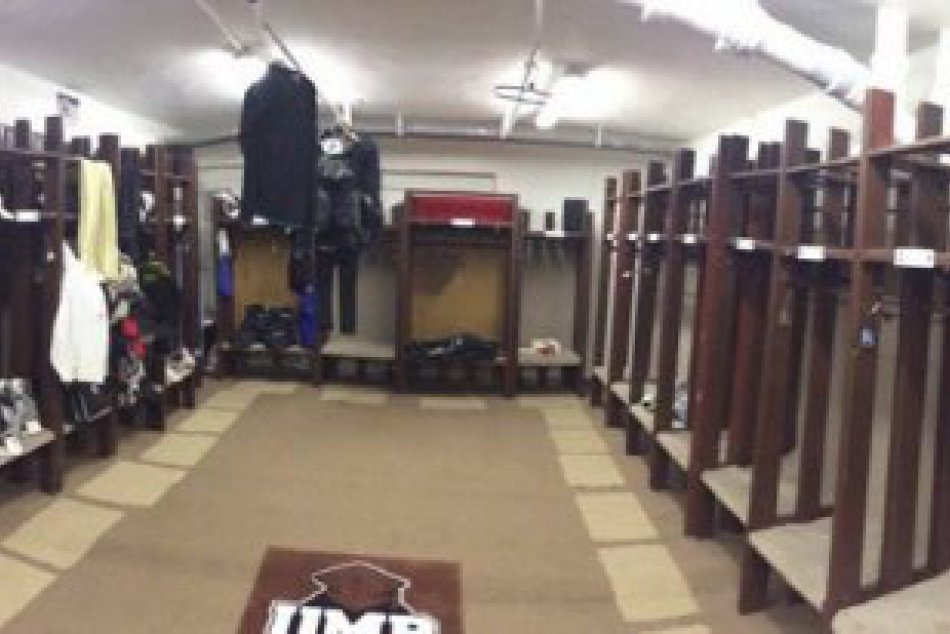 V OBRAZOCH: Šatňa hokejistov UMB sa zmenila na nepoznanie