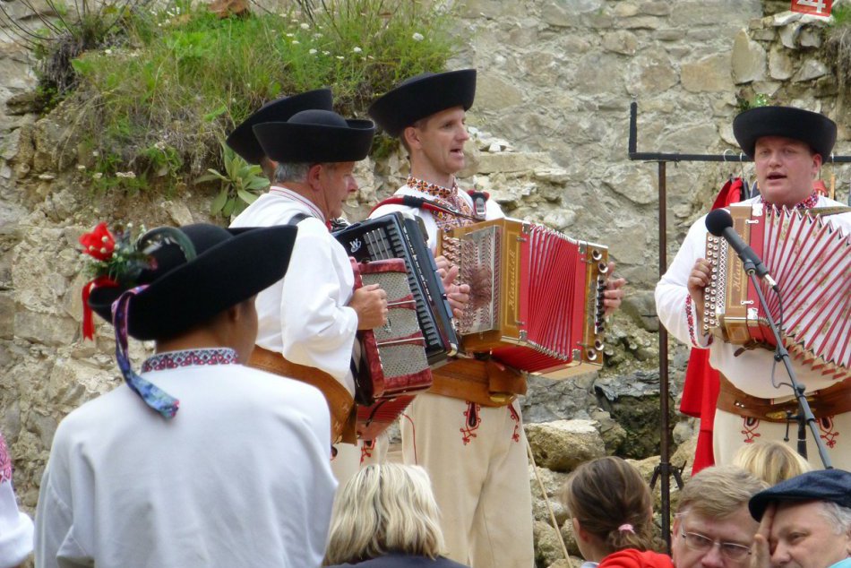 Noc hradov a zrúcanín: Zábery z Považského hradu