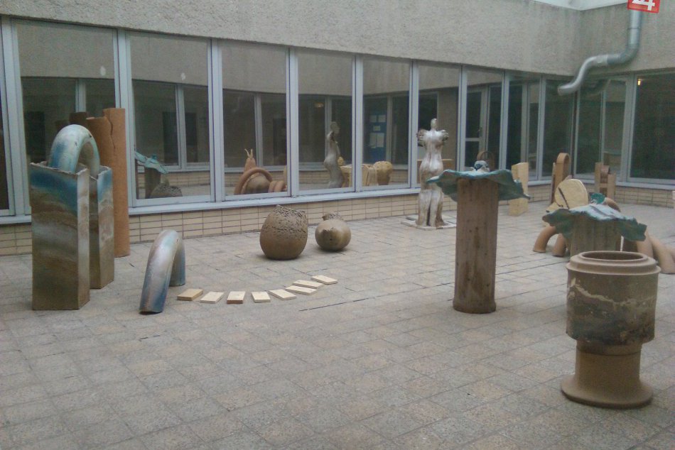 Foto: Keramika v átriu mestského úradu