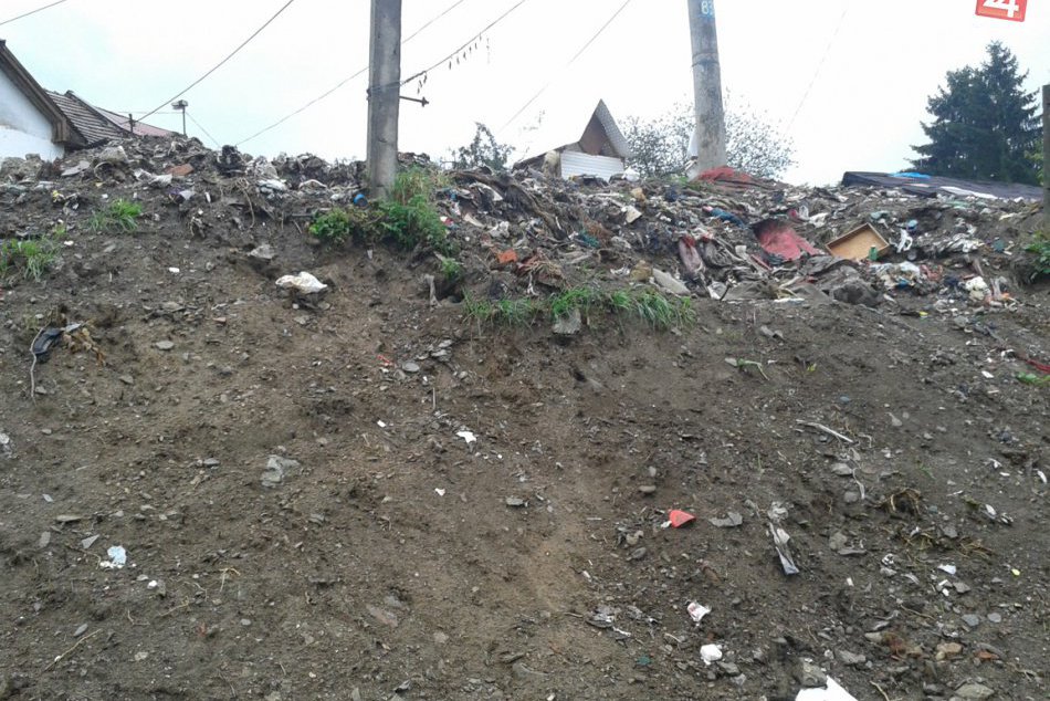 Obrazom: 600 ton odpadu na jednej kope. Skládka v Halnach dáva poriadne zabrať.