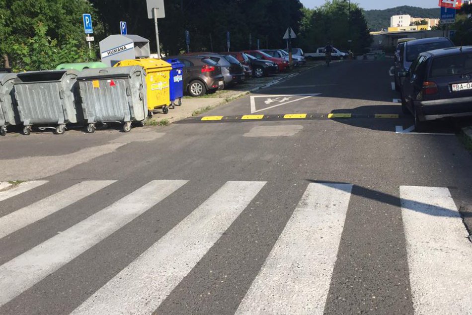 Opravy ciest a chodníkov v Dúbravke