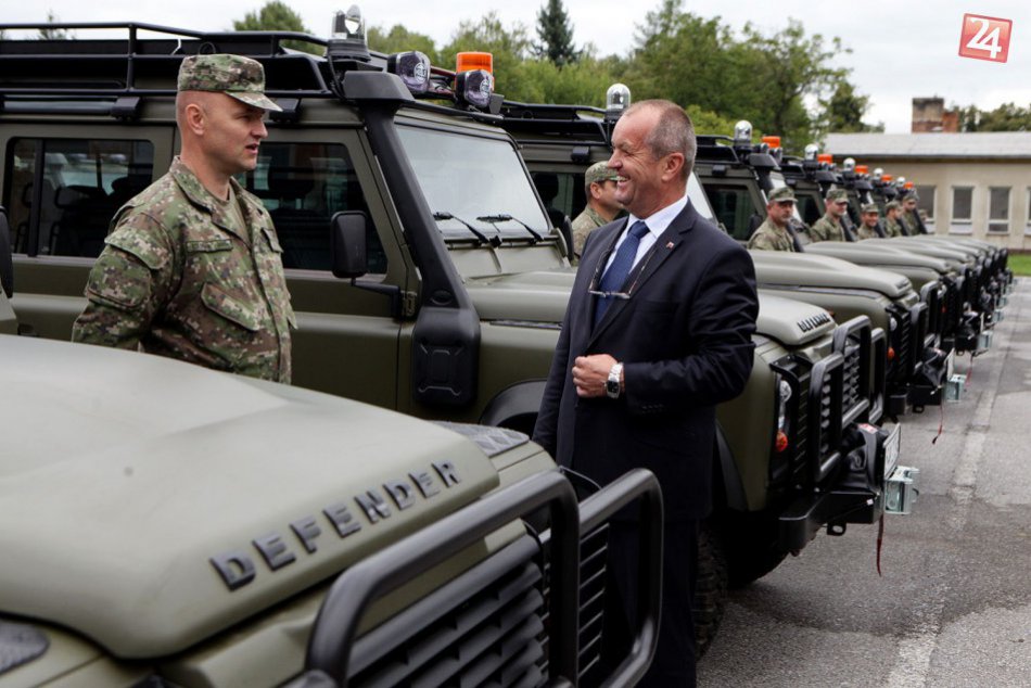 Minister obrany SR v Prešove: Peter Gajdoš odovzdal autá