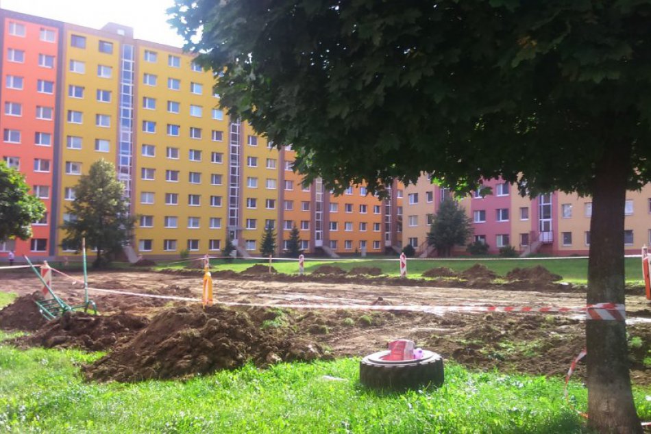 Prvé fotky z miesta: Na sídlisku Západ začali budovať nové parkovacie miesta
