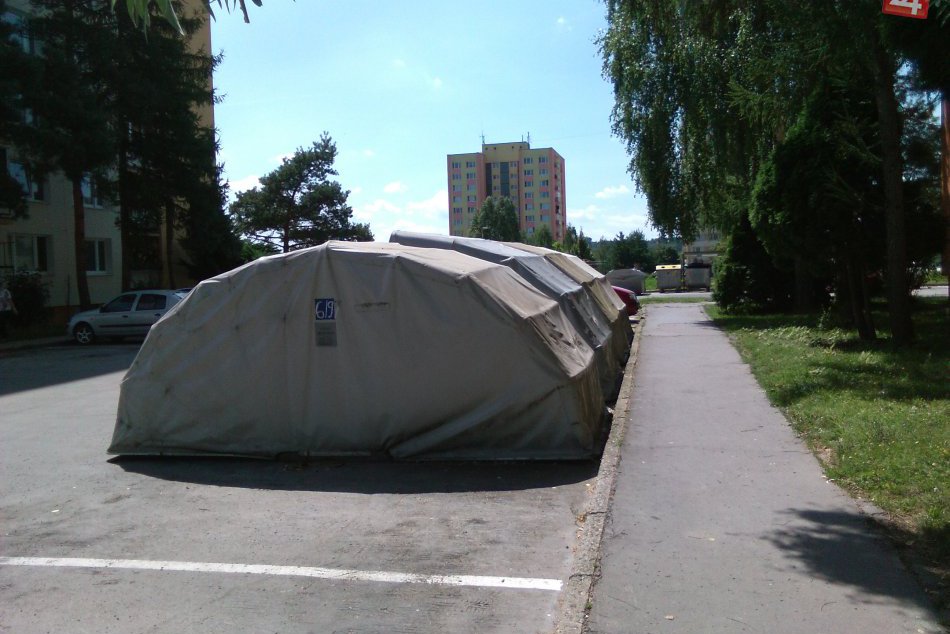 FOTO: Prenosné garáže v uliciach Lučenca