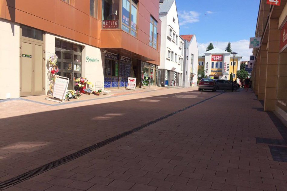 FOTO: Nová dlažba na námestí rozdelila Zvolenčanov