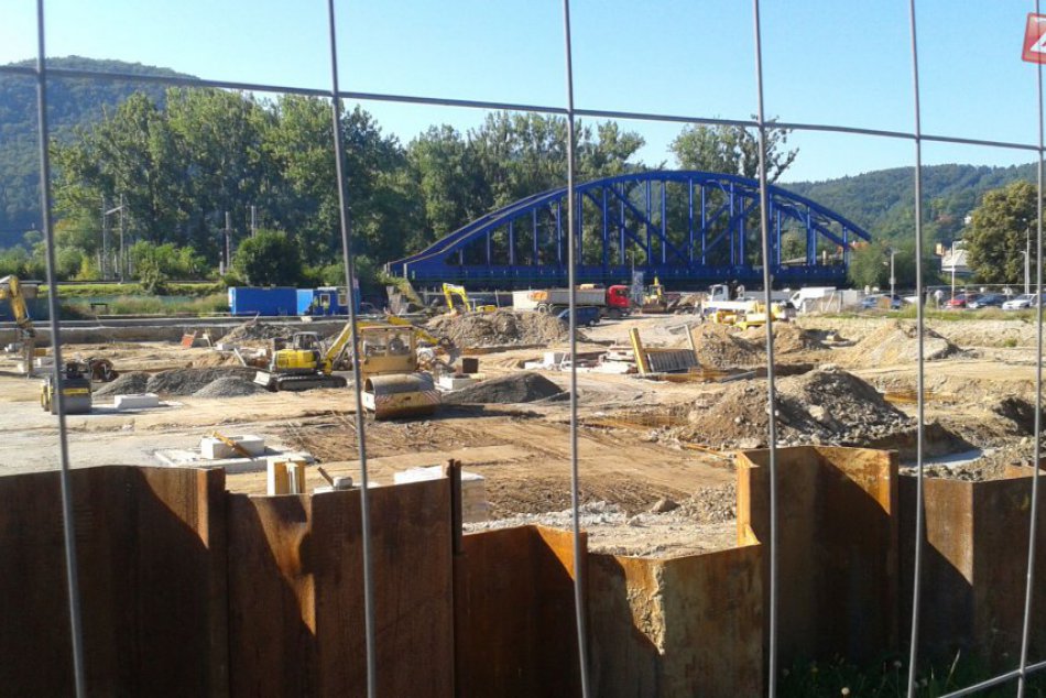 V OBRAZOCH: Pod Urpínom vyrástli zo zeme múry novej autobusky