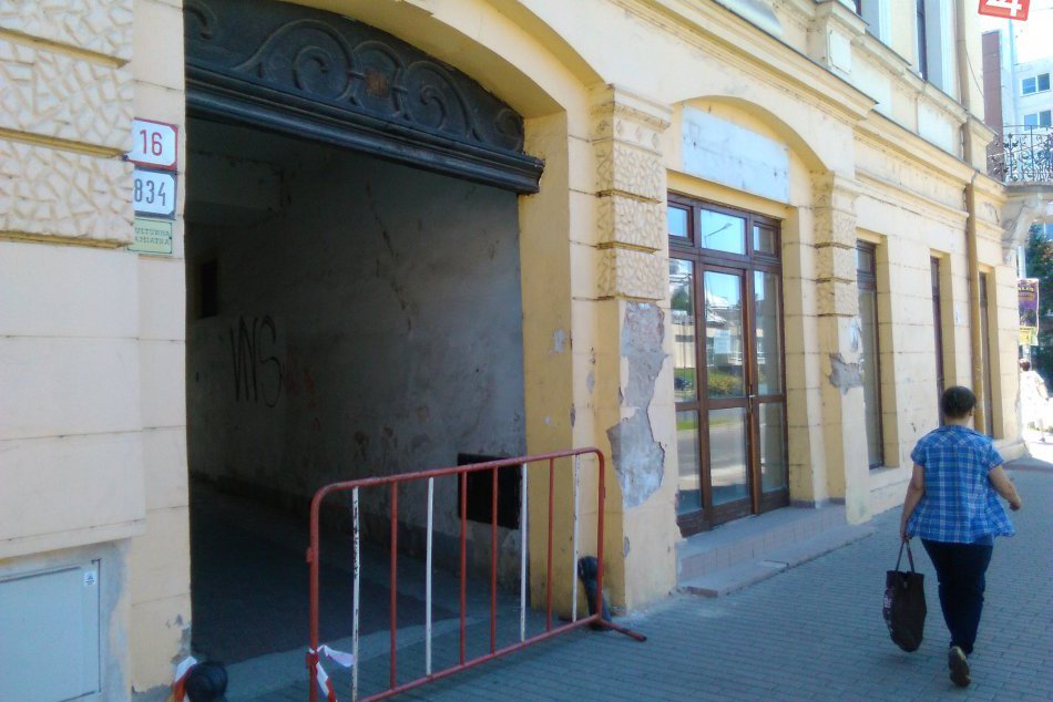 FOTO: Budova s prepadnutým stropom na Vajanského ulici