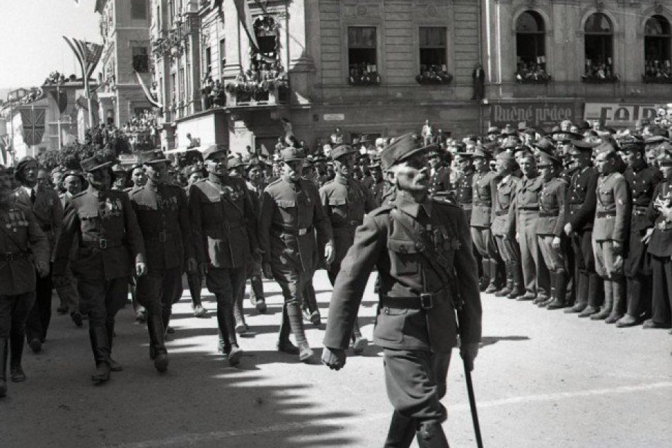 V OBRAZOCH Jedinečné historické zábery 1. výročia SNP v Bystrici