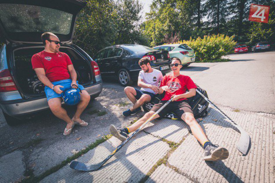 Zábery z vtipného VIDEA hokejistov UMB na plážovom kúpalisku