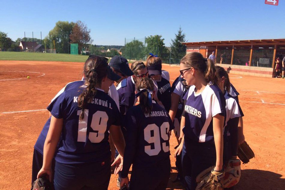 OBRAZOM: Hráčky klubu SK Trnava Panthers a ich tréner