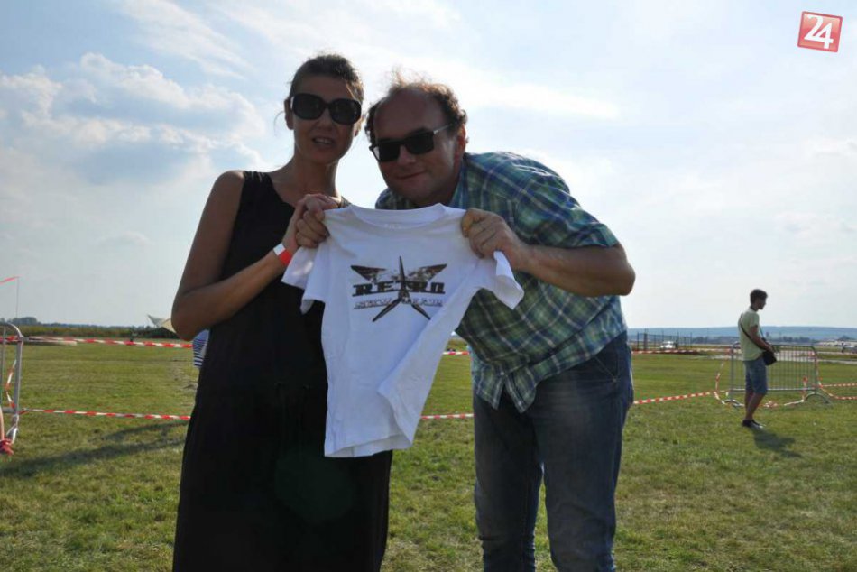 Oblohu nad Barcou zaplnili lietadlá i parašutisti