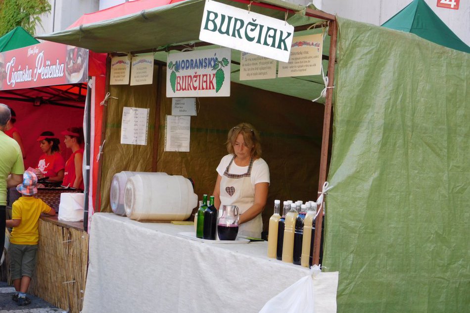 Ľudia sa už zabávajú aj si plnia žalúdky: Prvé zábery z jarmoku v Trnave