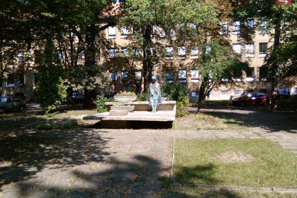 Socha Timravy pred lučeneckým gymnáziom, ktoré nesie jej meno