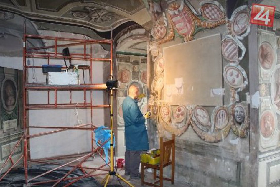 Reštaurujú výzdobu: Foto z Izby uhorských kráľov