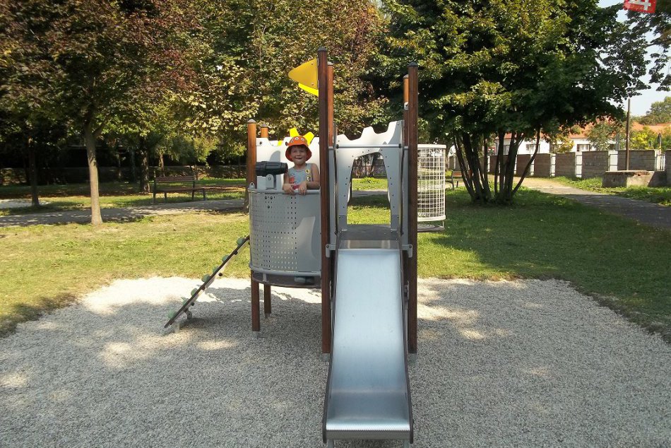 Nemocničný park zase prináša radosť: Vybudovali tu nové detské ihrisko