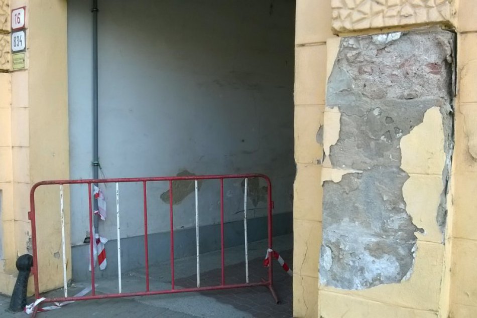 Budova na Vajanského chátra ďalej