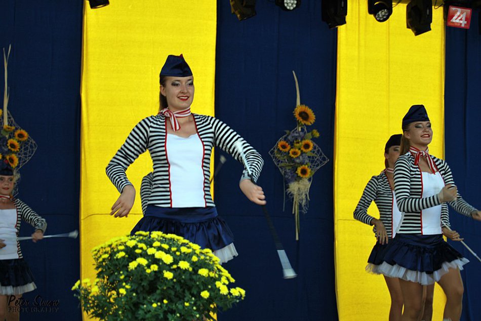 Obrazom: V Rožňave otvorili Dni mesta 2016 mažoretky