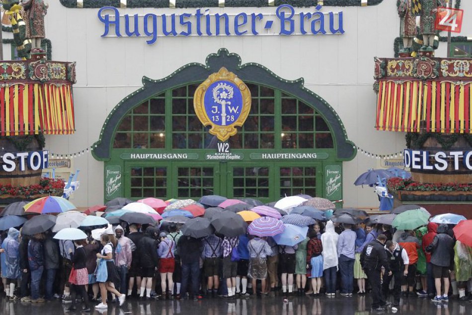 FOTO - Narazili prvý súd Oktoberfestu, prvý liter dostal bavorský premiér